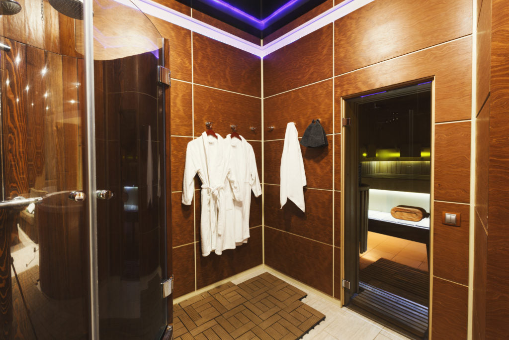 Kleiderhaken zwischen Dusche und Sauna im Ruheraum